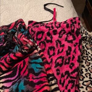 Vibrant Pink Leopard Print Women's Wrap